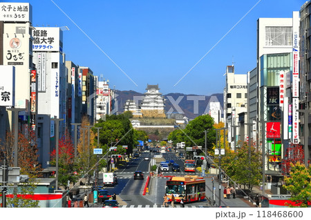 【兵庫県】快晴の姫路城と大手前通り 118468600