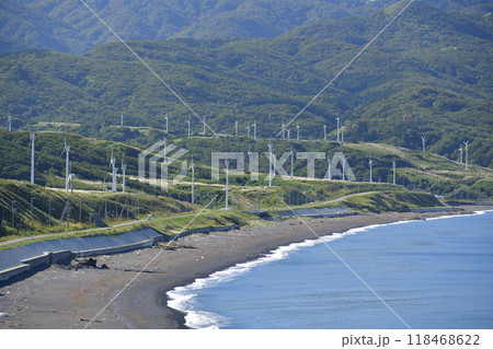 秋の北海道上ノ国町で林立する風力発電の風車の風景を撮影 118468622