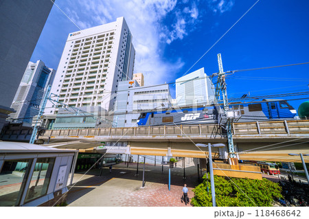 日本の横浜都市景観 9月。桜木町駅 新南口や横浜市役所、電気機関車などを望む=令和6年9月18日 日本の横浜都市景観 9月。桜木町駅 新南口や横浜市役所、電気機関車などを望む=令和6年9月18日 118468642