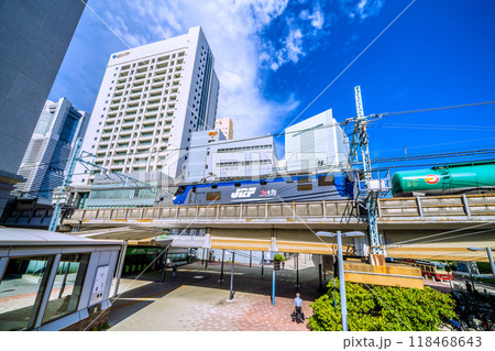 日本の横浜都市景観 9月。桜木町駅 新南口や横浜市役所、電気機関車などを望む=令和6年9月18日 日本の横浜都市景観 9月。桜木町駅 新南口や横浜市役所、電気機関車などを望む=令和6年9月18日 118468643