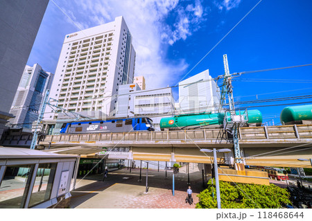 日本の横浜都市景観 9月。桜木町駅　新南口や横浜市役所、電気機関車などを望む＝令和6年9月18日 118468644