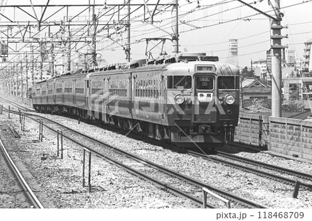 165系10両による急行「外房」1号201M、本八幡、1982年4月11日 165系10両による急行「外房」1号201M、本八幡、1982年4月11日 118468709