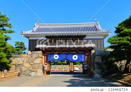 【香川県】快晴の高松城 桜御門(玉藻公園) 【香川県】快晴の高松城 桜御門(玉藻公園) 118468724