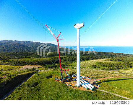秋の北海道上ノ国町で風力発電の風車の敷設工事の風景を空撮 秋の北海道上ノ国町で風力発電の風車の敷設工事の風景を空撮 118468863