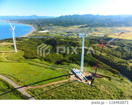 秋の北海道上ノ国町で風力発電の風車の敷設工事の風景を空撮 秋の北海道上ノ国町で風力発電の風車の敷設工事の風景を空撮 118468871