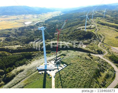 秋の北海道上ノ国町で風力発電の風車の敷設工事の風景を空撮 118468873