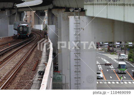 弁天町駅を発車する大阪メトロ中央線400系電車 118469099