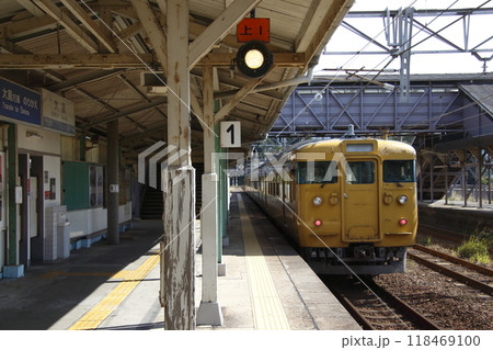 大畠駅を発車する山陽本線115系（2ドア4両編成／山口地区：岩国⇔下関） 118469100