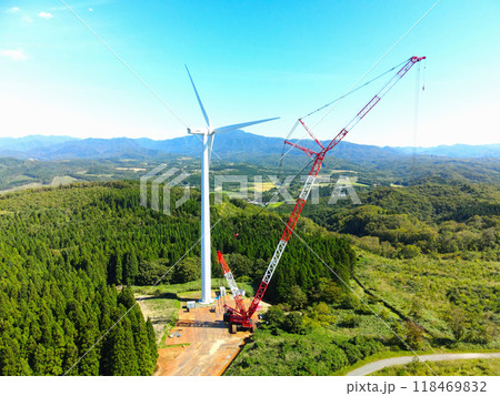 秋の北海道乙部町で風力発電の風車の敷設工事風景を空撮 118469832