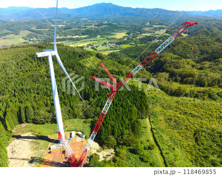 秋の北海道乙部町で風力発電の風車の敷設工事風景を空撮 118469855