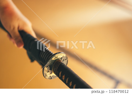 日本刀を持つ男性 日本刀を持つ男性 118470012