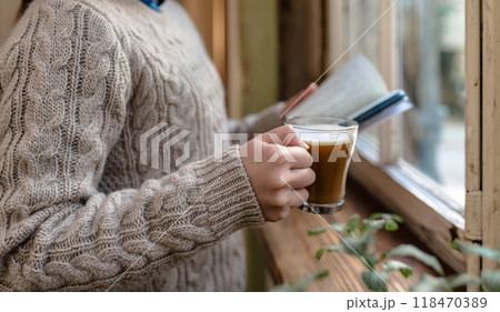 読書をする女性 118470389