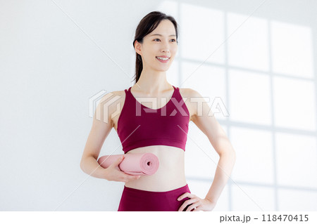 ヨガウェアを着ている女性 ヨガウェアを着ている女性 118470415