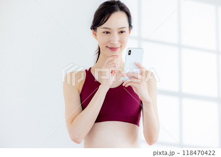 ヨガウェアを着ている女性 118470422