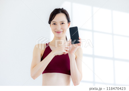 ヨガウェアを着ている女性 118470423