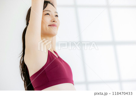 ヨガウェアを着ている女性 118470433