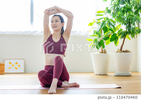 運動をする女性 運動をする女性 118470460