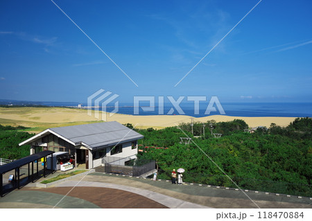 夏の鳥取県　鳥取砂丘センター 見晴らしの丘から日本海を臨む 118470884