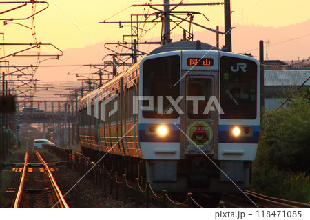 ［JR-W］夕暮れの山陽本線213系電車（6両編成：岡山⇔三原） 118471085