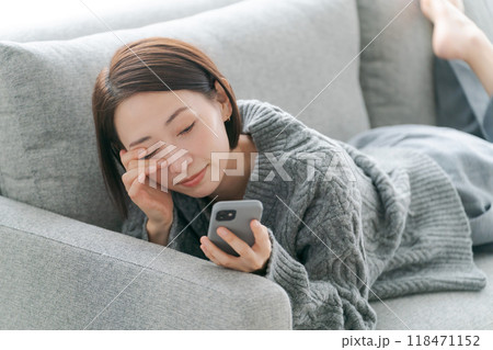 スマホを見て考える表情をする女性 スマホを見て考える表情をする女性 118471152