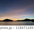 夕焼けに染まる雲と海 118471289