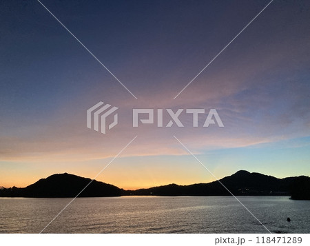 夕焼けに染まる雲と海 夕焼けに染まる雲と海 118471289