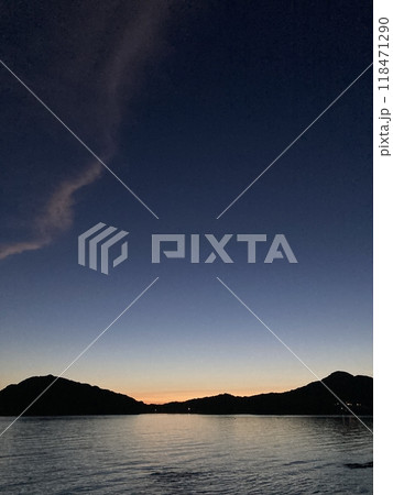 夕方から夜に向かう空 118471290