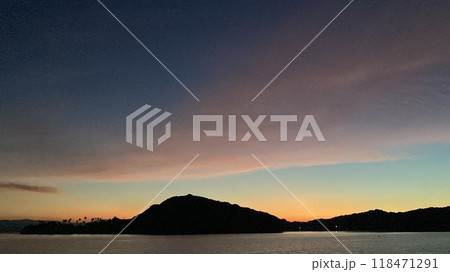 夕焼け色に染まる空 118471291