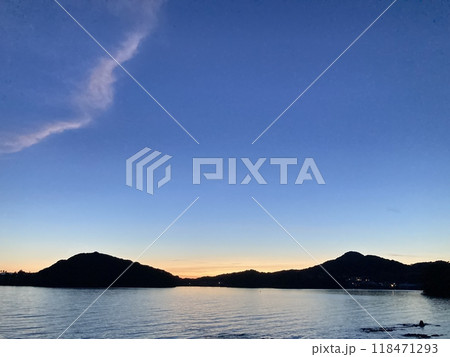 夕方から夜へと向かう空 118471293