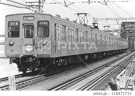 京成3500形3580・・・・3587、特急成田空港行、堀切菖蒲園ー京成関屋、1982年4月11日 京成3500形3580・・・・3587、特急成田空港行、堀切菖蒲園ー京成関屋、1982年4月11日 118471715