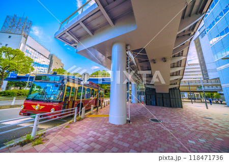 日本の横浜都市景観 桜木町駅　新南口(市役所口)や赤いくつ号などを望む＝9月18日 118471736