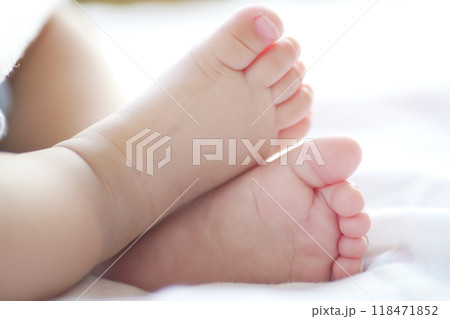 赤ちゃんの足 118471852
