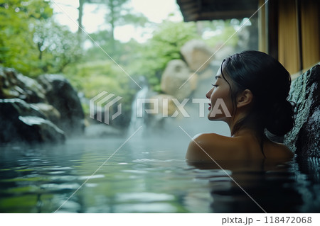 旅行イメージ 露天風呂でくつろぐ女性 旅行イメージ 露天風呂でくつろぐ女性 118472068