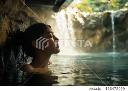 旅行イメージ　露天風呂でくつろぐ女性 118472069
