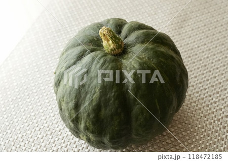 テーブル上に置かれた　収穫したばかりの新鮮なカボチャ　アップ 118472185