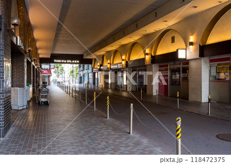 【東急蒲田駅】早朝の蒲田駅高架下 118472375