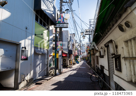 【蒲田西口商店街】早朝の蒲田駅前飲食店街 【蒲田西口商店街】早朝の蒲田駅前飲食店街 118473365