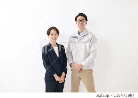 スーツ姿の女性と男性作業員 118473997