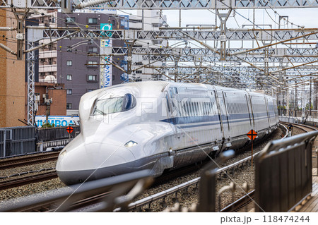 浜松駅を通過するのぞみ号 118474244