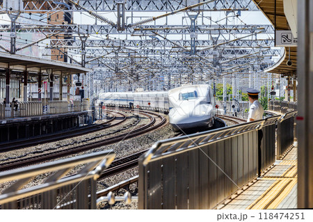 浜松駅を通過するのぞみ号 118474251