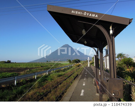 西大山駅ホームと開聞岳 西大山駅ホームと開聞岳 118474339