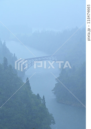 霧のかかった山と橋 118474665