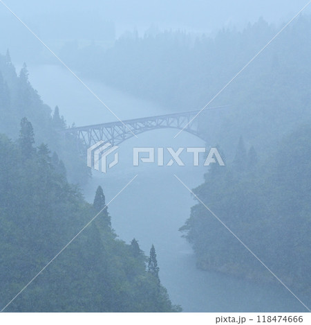 霧のかかった山と橋 118474666