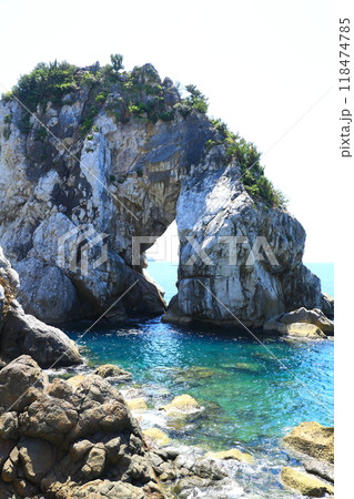 白崎海岸　青い海と青い空 118474785