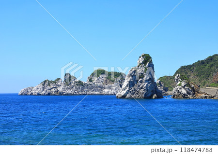 白崎海岸　青い海と青い空 118474788