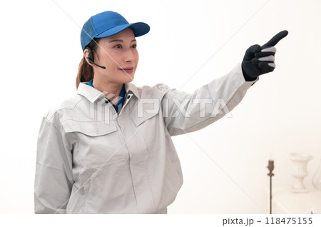 指さし呼称する女性トラックドライバー 118475155