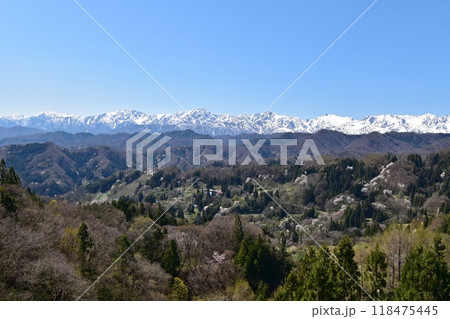 春を迎えた小川村と残雪の北アルプス 小川村アルプス展望広場付近からの眺め 春を迎えた小川村と残雪の北アルプス 小川村アルプス展望広場付近からの眺め 118475445