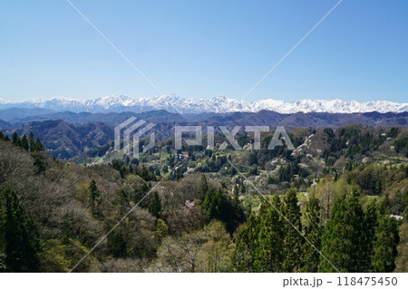 春を迎えた小川村と残雪の北アルプス 118475450