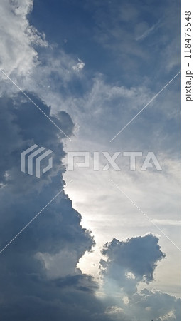 雲の隙間から見える太陽 118475548