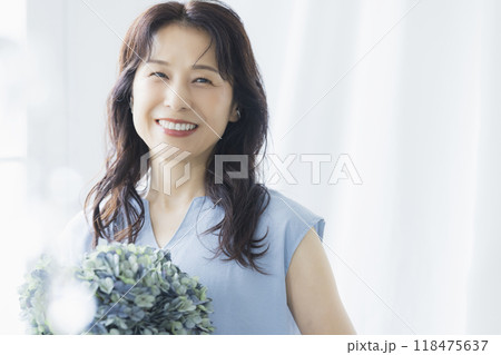 窓辺のミドル女性　 118475637